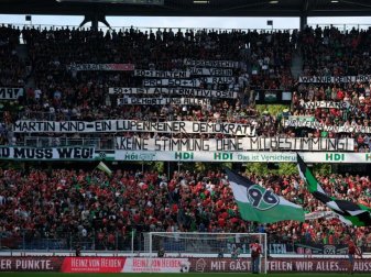 Bei Hannover 96 protestiert ein Teil der Fans. Foto: Peter Steffen Bei Hannover 96 protestiert ein Teil der Fans. Foto: Peter Steffen
