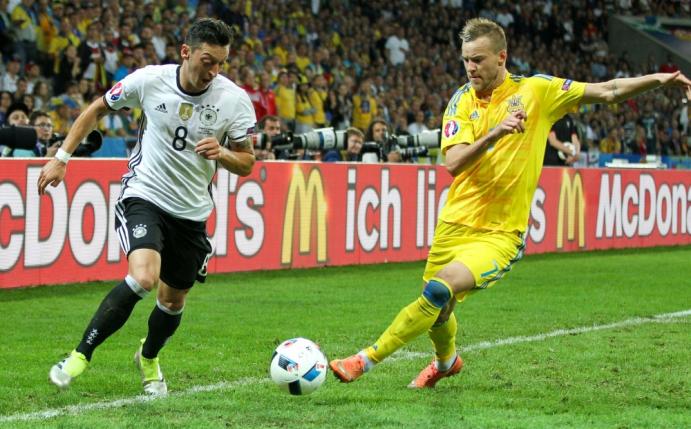 Jarmolenko (r.) spielte schon zwei Europameisterschaften