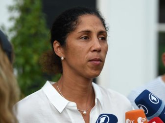 Bundestrainerin Steffi Jones hat nach einer ersten Analyse Fehler beim frühen EM-Aus eingeräumt. Foto: Carmen Jaspersen Bundestrainerin Steffi Jones hat nach einer ersten Analyse Fehler beim frühen EM-Aus eingeräumt. Foto: Carmen Jaspersen