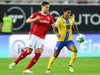 Kaiserslauterns Stipe Vucur (l) und Braunschweigs Onel Hernandez versuchen an den Ball zu kommen. Foto: Uwe Anspach Kaiserslauterns Stipe Vucur (l) und Braunschweigs Onel Hernandez versuchen an den Ball zu kommen. Foto: Uwe Anspach