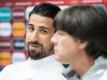 Sami Khedira (l) und Bundestrainer Joachim Löw sehen die hohen Ablösesummen kritisch. Foto: Marius Becker