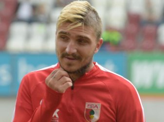 Der Wechsel des Augsburgers Konstantinos Stafylidis zum HSV scheint geplatzt. Foto: Stefan Puchner Der Wechsel des Augsburgers Konstantinos Stafylidis zum HSV scheint geplatzt. Foto: Stefan Puchner