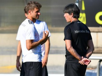 Thomas Müller (l) unterhält sich in Stuttgart beim Training mit Bundestrainer Joachim Löw. Foto: Uwe Anspach