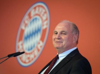 FC-Bayern-Präsident Uli Hoeneß kritisiert erneut die großen Ablösesummen in diesem Sommer. Foto: Matthias Balk