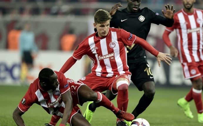 Bayer holt Panagiotis Retsos (Mitte) aus Piräus
