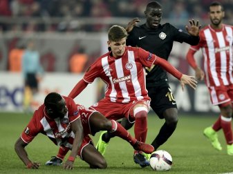 Bayer holt Panagiotis Retsos (Mitte) aus Piräus Bayer holt Panagiotis Retsos (Mitte) aus Piräus