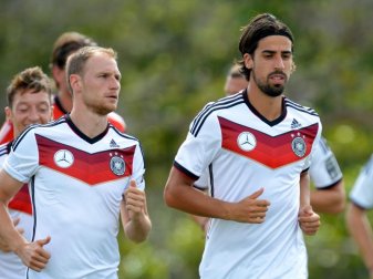 Künftig Teamkollegen bei Juventus Turin: Die beiden Weltmeister Benedikt Hoewedes (l) and Sami Khedira. Foto: Thomas Eisenhuth/dpa