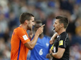 Gefrustet in Frankreich: Der Niederländer Kevin Strootman (l) diskutiert mit dem italienischen Schiedsrichter Gianluca Rocchi. Foto: Christophe Ena Gefrustet in Frankreich: Der Niederländer Kevin Strootman (l) diskutiert mit dem italienischen Schiedsrichter Gianluca Rocchi. Foto: Christophe Ena