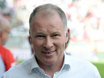 Hat eine sehr spezielle Meinung vom Ligakonkurrenten HSV: Augsburg-Manager Stefan Reuter. Foto: Stefan Puchner/dpa Hat eine sehr spezielle Meinung vom Ligakonkurrenten HSV: Augsburg-Manager Stefan Reuter. Foto: Stefan Puchner/dpa
