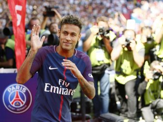 Der brasilianische Fußballstar Neymar mit der Rekord-Ablöse von 222 Millionen Euro nach Paris. Foto: Francois Mori Der brasilianische Fußballstar Neymar mit der Rekord-Ablöse von 222 Millionen Euro nach Paris. Foto: Francois Mori