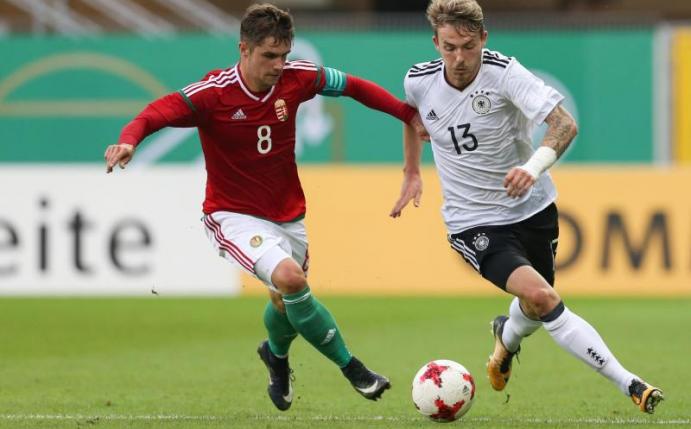 DFB-Spieler Jannes Horn (r) kämpft mit dem Ungarn Mate Katona um den Ball. Foto: Friso Gentsch