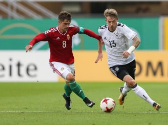 DFB-Spieler Jannes Horn (r) kämpft mit dem Ungarn Mate Katona um den Ball. Foto: Friso Gentsch DFB-Spieler Jannes Horn (r) kämpft mit dem Ungarn Mate Katona um den Ball. Foto: Friso Gentsch