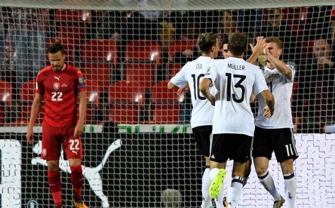 Die deutschen Spieler feiern den Treffer zum 1:0 durch Timo Werner. Foto: Kamaryt Michal