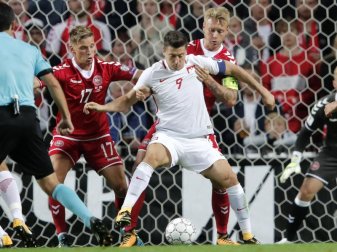 Den Dänen gelingt es gut den torgefährlichen Polen Robert Lewandowski (M) zu neutralisieren. Foto: Jens Dresling Den Dänen gelingt es gut den torgefährlichen Polen Robert Lewandowski (M) zu neutralisieren. Foto: Jens Dresling