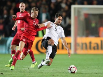 Mats Hummels (M) hatte Tschechen-Brecher Krmencik klar im Griff und sorgte selbst für das Siegtor. Foto: Jan Woitas Mats Hummels (M) hatte Tschechen-Brecher Krmencik klar im Griff und sorgte selbst für das Siegtor. Foto: Jan Woitas