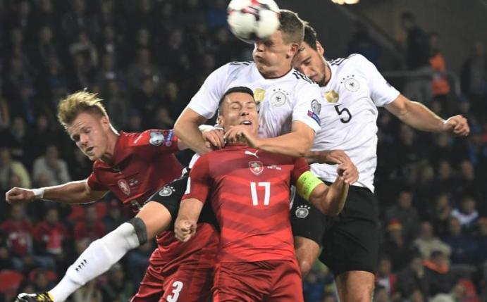 Matthias Ginter (M) und Mats Hummels (r) im Kopfballduell mit den Tschechen Marek Suchy (unten) und Tomas Kalas. Foto: Krumphanzl Michal