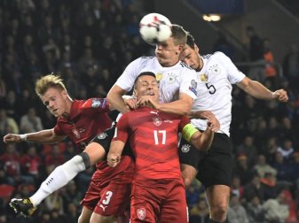 Matthias Ginter (M) und Mats Hummels (r) im Kopfballduell mit den Tschechen Marek Suchy (unten) und Tomas Kalas. Foto: Krumphanzl Michal Matthias Ginter (M) und Mats Hummels (r) im Kopfballduell mit den Tschechen Marek Suchy (unten) und Tomas Kalas. Foto: Krumphanzl Michal