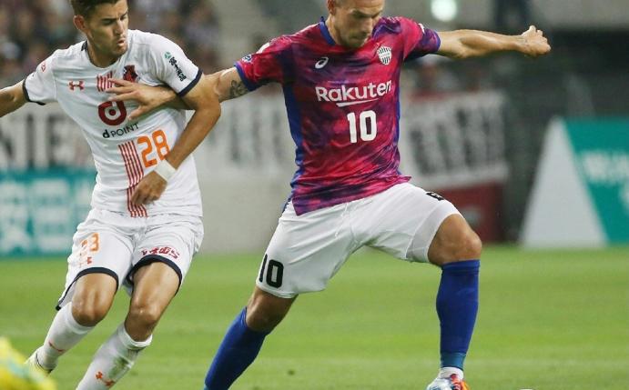 Scheiterte mit Kobe im Ligapokal: Lukas Podolski (r.) 