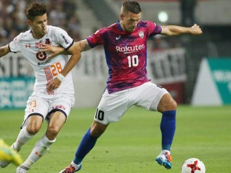 Scheiterte mit Kobe im Ligapokal: Lukas Podolski (r.) Scheiterte mit Kobe im Ligapokal: Lukas Podolski (r.)
