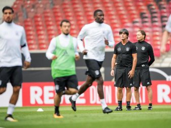 Bundestrainer Joachim Löw (M.) hat für das Norwegen-Spiel einige Wechsel angekündigt. Foto: Sebastian Gollnow