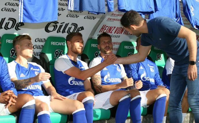 Benedikt Höwedes (2.v.l.) und Domenico Tedesco (r.)
