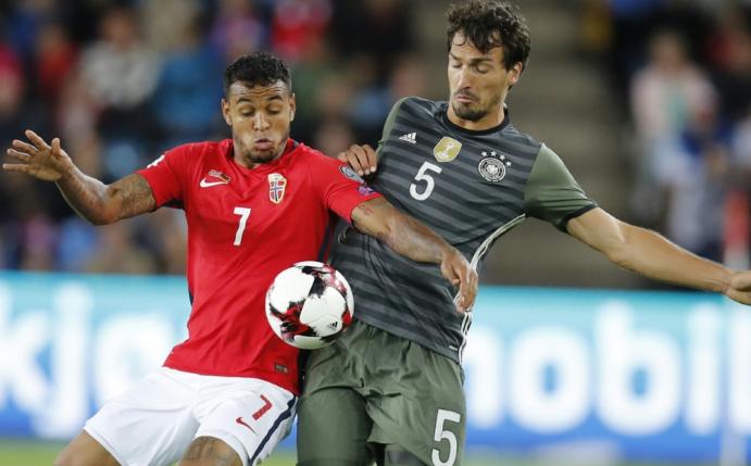 Joshua King (l.) im Hinspiel im Zweikampf mit Hummels