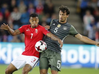 Joshua King (l.) im Hinspiel im Zweikampf mit Hummels Joshua King (l.) im Hinspiel im Zweikampf mit Hummels
