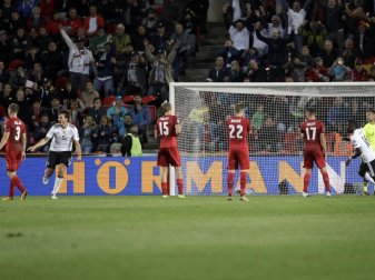 Mats Hummels (l) dreht nach dem 2:1 in Prag gegen Tschechien jubelnd ab. Foto: Petr David Josek