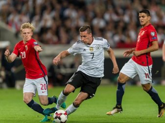 Julian Draxler (M) setzt sich beim Spiel gegen Norwegen gut in Szene und macht das Tor zum 2:0 für Deutschland. Foto: Daniel Maurer
