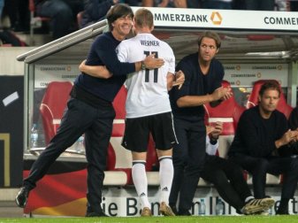 Bundestrainer Joachim Löw (l) bedankte sich nach der Auswechslung beim herausragenden Timo Werner. Foto: Daniel Maurer
