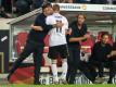 Bundestrainer Joachim Löw (l) bedankte sich nach der Auswechslung beim herausragenden Timo Werner. Foto: Daniel Maurer