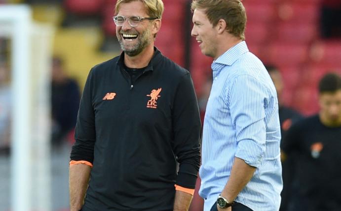 Klopp und Nagelsmann (v.l.) werden von Kosicke beraten