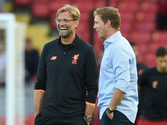 Klopp und Nagelsmann (v.l.) werden von Kosicke beraten Klopp und Nagelsmann (v.l.) werden von Kosicke beraten