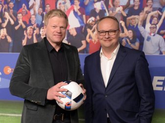 Werden die WM 2018 für das ZDF von Baden-Baden aus moderieren: Oliver Welke (r) und Oliver Kahn. Foto: Rainer Jensen