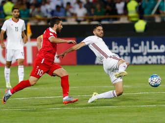 Der Iraner Ali Karimi (r) kommt vor Firas Mohamad Alkhatib (M) aus Syrien zum Schuss. Foto: Keyvan Taher Der Iraner Ali Karimi (r) kommt vor Firas Mohamad Alkhatib (M) aus Syrien zum Schuss. Foto: Keyvan Taher