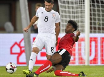 Österreichs David Alaba (r) wird beim Kampf um den Ball vom Georgier Valeri Kazaishvili verletzt. Foto: Herbert Neubauer Österreichs David Alaba (r) wird beim Kampf um den Ball vom Georgier Valeri Kazaishvili verletzt. Foto: Herbert Neubauer