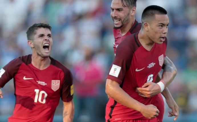 US-Stürmer Bobby Wood (r) lässt sich nach seinem Treffer feiern. Foto: John Dorton