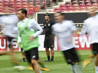 Bundestrainer Joachim Löw (m.) beim Training der DFB-Elf