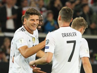 Ziel WM-Titel: Mario Gomez (l.) Ziel WM-Titel: Mario Gomez (l.)