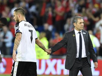 Enttäuscht reichen sich Österreichs Marko Arnautovic (l) und Trainer Marcel Koller nach dem 1:1 gegen Georgien die Hand. Foto: Robert Jaeger Enttäuscht reichen sich Österreichs Marko Arnautovic (l) und Trainer Marcel Koller nach dem 1:1 gegen Georgien die Hand. Foto: Robert Jaeger