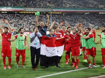Träumen von der WM in Russland: Die Spieler der syrischen Nationalmannschaft nach dem 2:2 gegen den Iran. Foto: Keyvan Taher Träumen von der WM in Russland: Die Spieler der syrischen Nationalmannschaft nach dem 2:2 gegen den Iran. Foto: Keyvan Taher