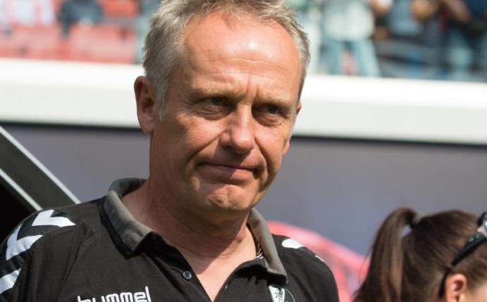 Muss gegen den BVB seine Startformation umstellen: Freiburg-Coach Christian Streich. Foto: Sebastian Kahnert