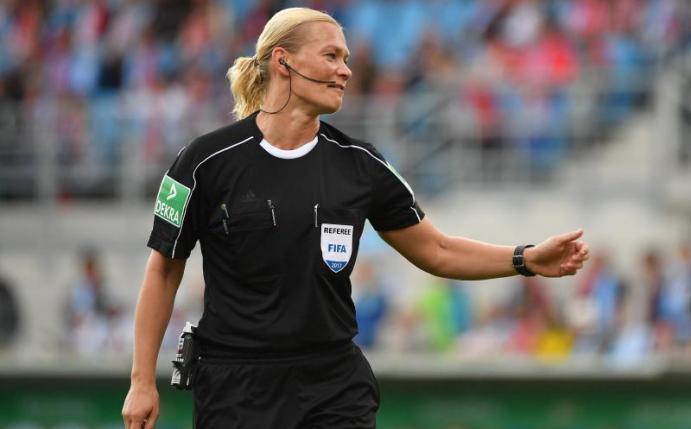 Leitet als erste Frau ein Spiel der Fußball-Bundesliga: Schiedsrichterin Bibiana Steinhaus. Foto: Hendrik Schmidt