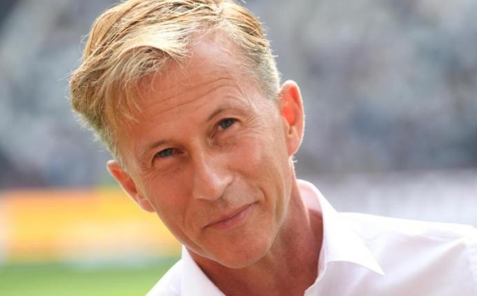 Muss im Derby gegen Hannover 96 Umstellungen in der Abwehr vornehmen: Wolfsburgs Trainer Andries Jonker. Foto: Arne Dedert
