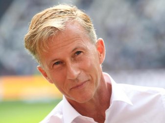 Muss im Derby gegen Hannover 96 Umstellungen in der Abwehr vornehmen: Wolfsburgs Trainer Andries Jonker. Foto: Arne Dedert Muss im Derby gegen Hannover 96 Umstellungen in der Abwehr vornehmen: Wolfsburgs Trainer Andries Jonker. Foto: Arne Dedert