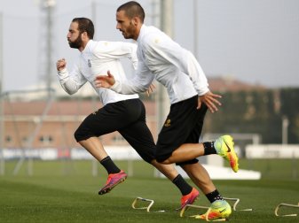 Higuain (l.) und Bonucci (r.) noch gemeinsam bei Juve Higuain (l.) und Bonucci (r.) noch gemeinsam bei Juve