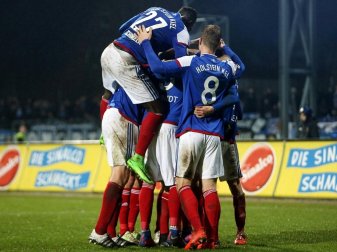Kiel feiert späten Heimsieg gegen Kaiserslautern Kiel feiert späten Heimsieg gegen Kaiserslautern