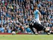 Man Citys Sergio Agüero umspielt Liverpools Keeper Simon Mignolet und trifft zum 1:0. Foto: Martin Rickett