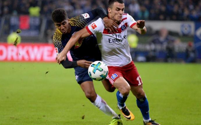 Filip Kostic (r) wird mindestens vier Wochen ausfallen. Foto: Daniel Reinhardt