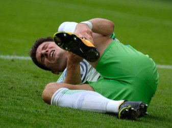Mario Gomez hatte sich während der ersten Halbzeit bei einer Torchance verletzt und musste ausgewechselt werden. Foto: Peter Steffen